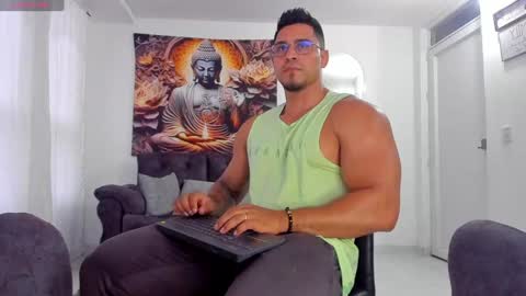 Snapshot of valentino_dossantos chatting on January 2, 10:01 pm online show from January 2, 10:01 pm