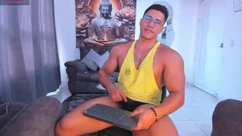 Snapshot of valentino_dossantos chatting on February 14, 9:43 pm online show from February 14, 9:43 pm