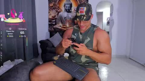 Snapshot of valentino_dossantos chatting on February 25, 10:18 pm online show from February 25, 10:18 pm