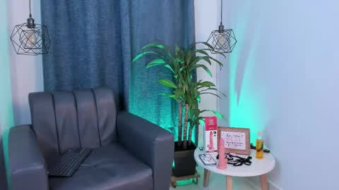 VALENTINO CASTAO online show from February 17, 11:20 pm