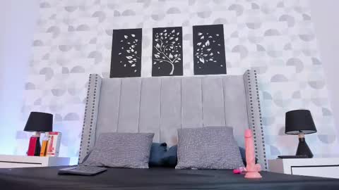 VALENTINO CASTAO online show from February 25, 8:30 pm