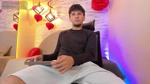 Snapshot of valentino_russo chatting on February 17, 1:07 pm VALENTINO online show from February 17, 1:07 pm