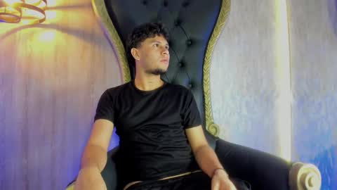 Snapshot of valentino_russo chatting on February 21, 7:59 pm VALENTINO online show from February 21, 7:59 pm