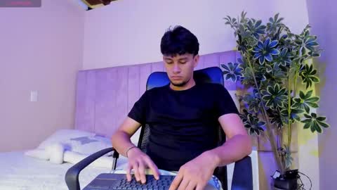 Snapshot of valentino_russo chatting on February 24, 11:30 am VALENTINO online show from February 24, 11:30 am