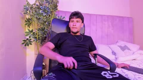 Snapshot of valentino_russo chatting on February 27, 12:38 pm VALENTINO online show from February 27, 12:38 pm