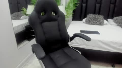 valeri_tafur online show from November 8, 11:10 am