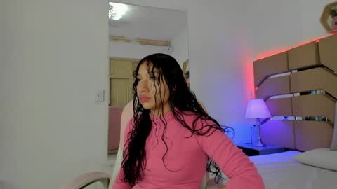 Snapshot of valeria_usuga chatting on May 8, 11:26 am valeria_usuga online show from May 8, 11:26 am
