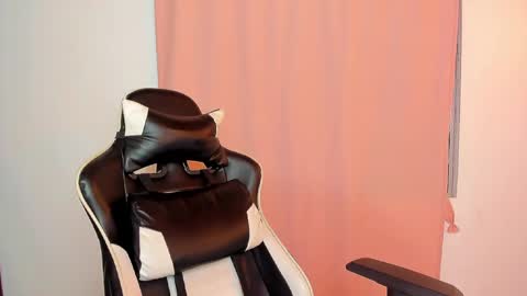 Snapshot of valeriie_pretty chatting on February 27, 3:47 am Vale online show from February 27, 3:47 am