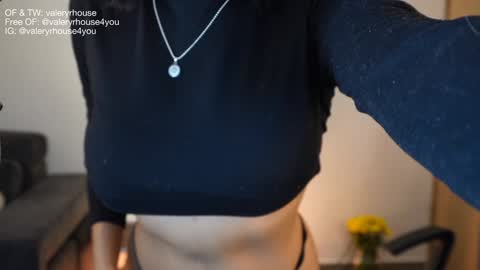 Snapshot of valeryrhouse_ chatting on December 10, 1:32 am All my links here online show from December 10, 1:32 am