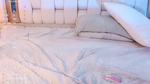 Valkiria moore  online show from February 17, 7:10 pm