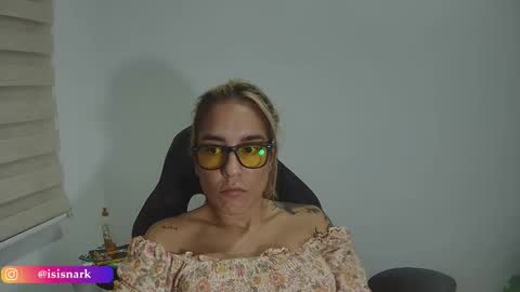 Snapshot of valkyriarose chatting on November 23, 1:49 am Isis online show from November 23, 1:49 am