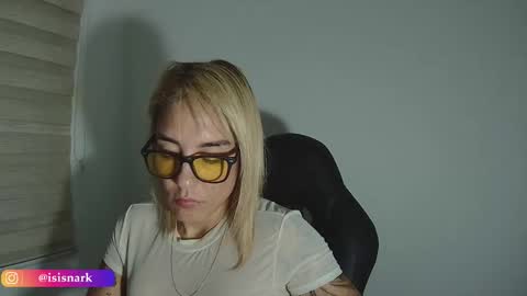 Snapshot of valkyriarose chatting on March 21, 3:00 am Isis online show from March 21, 3:00 am