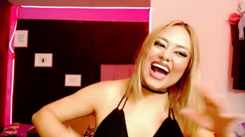 Snapshot of vallery_doll chatting on February 21, 3:23 am Valerie online show from February 21, 3:23 am