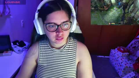 Snapshot of vallolet1_ chatting on December 12, 1:21 am Im Violet online show from December 12, 1:21 am