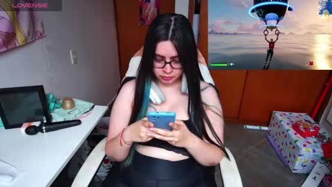 Snapshot of vallolet1_ chatting on December 19, 9:06 pm Im Violet online show from December 19, 9:06 pm