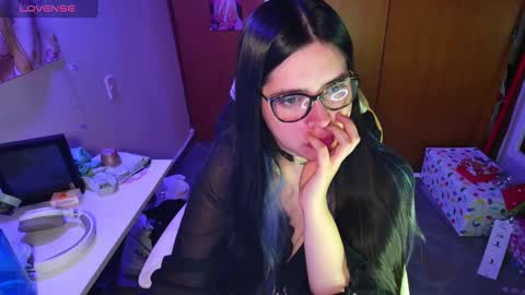 Snapshot of vallolet1_ chatting on December 22, 6:06 am Im Violet online show from December 22, 6:06 am
