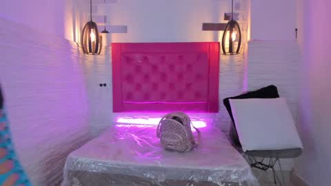 Snapshot of valloletsamar chatting on February 7, 11:12 am Vallolet Peach  online show from February 7, 11:12 am