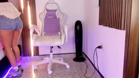 Snapshot of valloletsamar chatting on October 18, 11:44 am Vallolet Peach  online show from October 18, 11:44 am