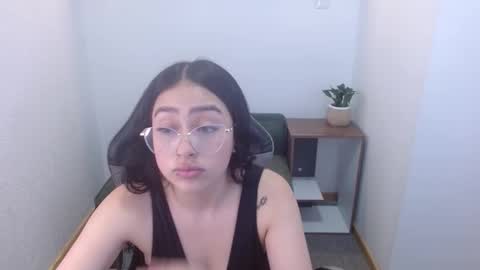 Snapshot of vallolett__ chatting on November 27, 4:20 pm vallolett__ online show from November 27, 4:20 pm