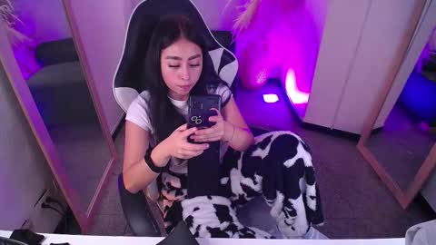 vallolett__ online show from March 9, 8:24 pm