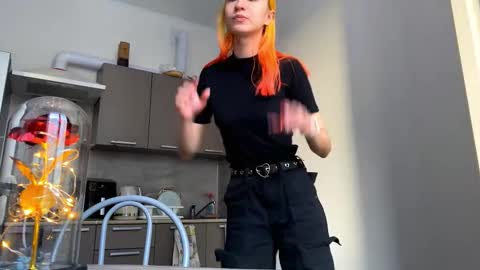 Snapshot of valtopi chatting on February 6, 7:12 am Emily online show from February 6, 7:12 am