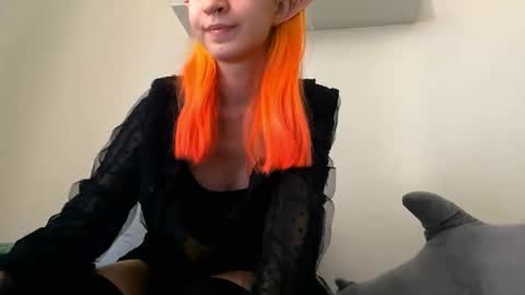 Snapshot of valtopi chatting on February 11, 7:13 am Emily online show from February 11, 7:13 am