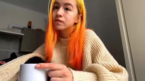 Snapshot of valtopi chatting on February 22, 6:13 am Emily online show from February 22, 6:13 am