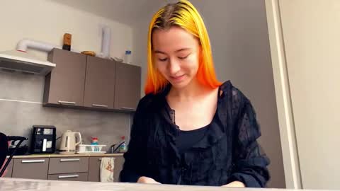 Snapshot of valtopi chatting on March 1, 7:32 am Emily online show from March 1, 7:32 am