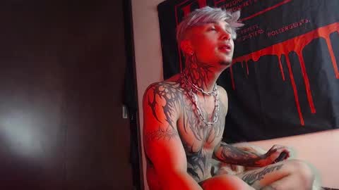 david guzman i model independenthelp me with a thumbs up online show from February 11, 2:14 am