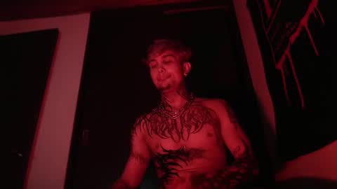 david guzman i model independenthelp me with a thumbs up online show from February 11, 5:16 am