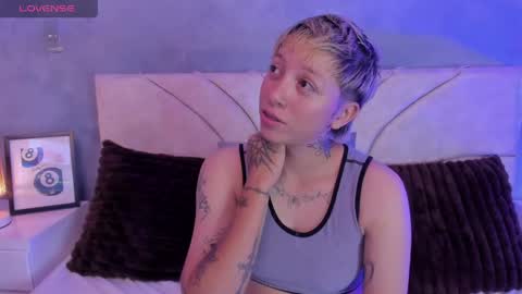 Snapshot of vane_grey chatting on May 24, 7:19 pm vane_grey online show from May 24, 7:19 pm