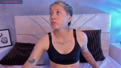 Snapshot of vane_grey chatting on May 25, 8:37 pm vane_grey online show from May 25, 8:37 pm