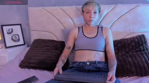vane_grey online show from May 26, 8:49 pm