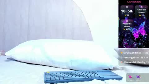 V A N E  online show from September 28, 11:37 am