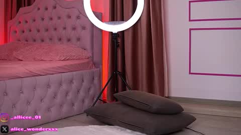 Vanessa Simon online show from November 12, 6:47 am