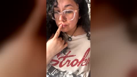 V A N E S S A  online show from March 29, 3:45 pm