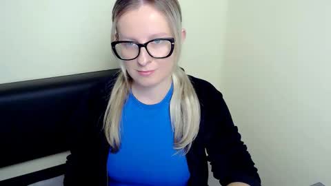 Snapshot of vanillaex_ chatting on September 12, 6:24 am Mia online show from September 12, 6:24 am