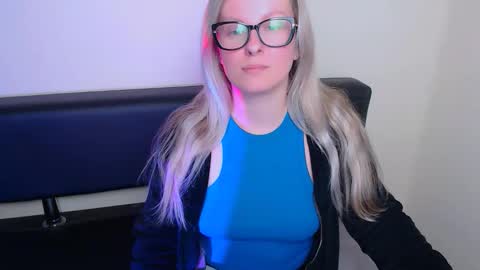 Snapshot of vanillaex_ chatting on September 25, 7:34 am Mia online show from September 25, 7:34 am
