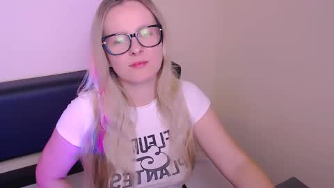 Snapshot of vanillaex_ chatting on October 4, 6:44 am Mia online show from October 4, 6:44 am
