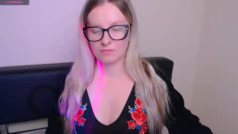 Snapshot of vanillaex_ chatting on October 9, 6:44 am Mia online show from October 9, 6:44 am