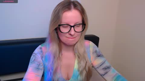 Snapshot of vanillaex_ chatting on October 10, 6:56 am Mia online show from October 10, 6:56 am