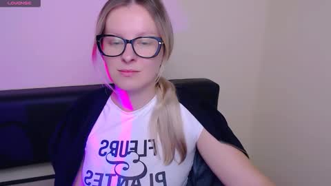 Snapshot of vanillaex_ chatting on October 14, 6:58 am Mia online show from October 14, 6:58 am