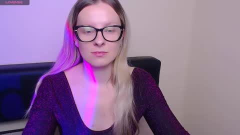 Snapshot of vanillaex_ chatting on October 15, 7:41 am Mia online show from October 15, 7:41 am