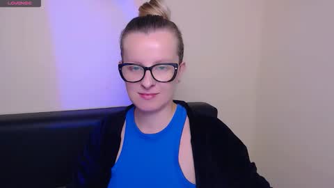 Snapshot of vanillaex_ chatting on October 16, 6:58 am Mia online show from October 16, 6:58 am