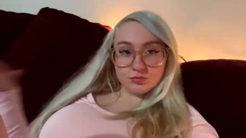 vanillapuddingpie online show from November 17, 3:23 am