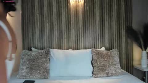 V A N N E S A   online show from October 27, 11:58 am