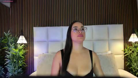 V A N N E S A   online show from November 27, 11:34 am