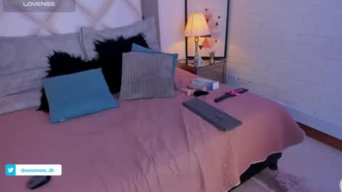 Vee Simons online show from January 10, 10:15 pm