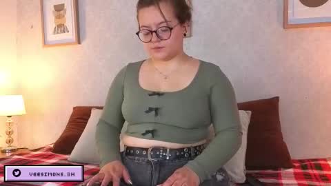 Vee Simons online show from March 25, 7:42 pm