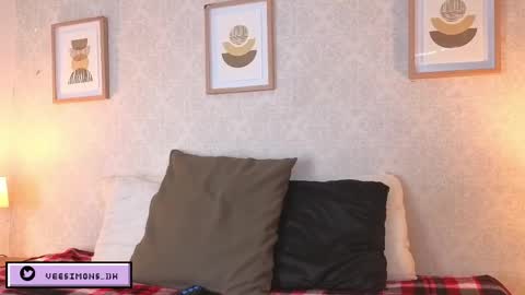 Vee Simons online show from March 31, 7:36 pm